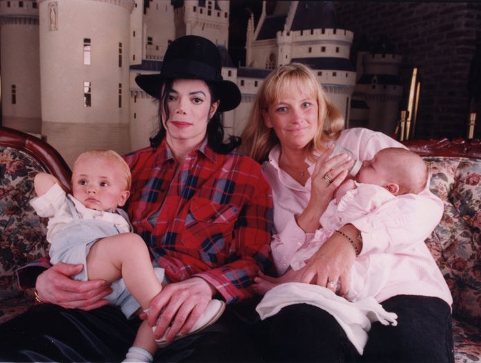 Michael Jackson, Debbie Rowe en hun twee kinderen.