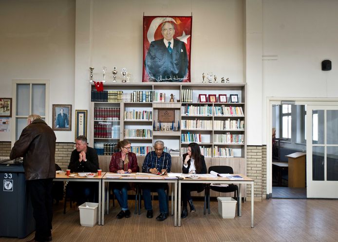 Een inwoner van Nijmegen brengt in 2017 zijn stem voor de Tweede Kamerverkiezingen uit in het Turks Cultureel Centrum aan de Citroenvlinderstraat. Dat doet hij onder toeziend oog van Alparslan Turkes, de oprichter van de Turks-nationalistische MHP-partij.