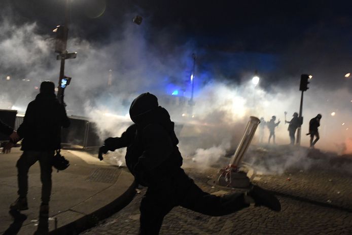 Demonstranten clashen met de politie op de Place de la Concorde in Parijs.