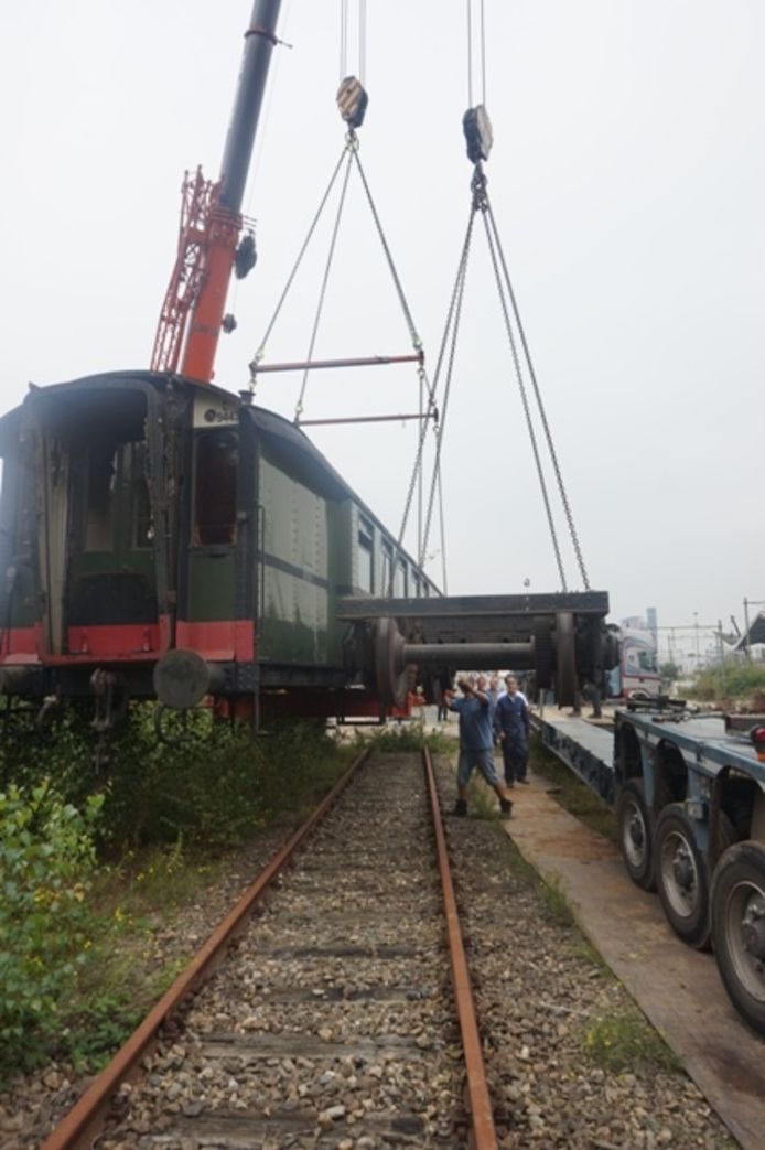 Wagon en wielen apart op de rails