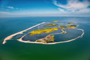 De Marker Wadden, vijf onbewoonde natuureilanden in het Markermeer. De eilanden zijn kunstmatig aangelegd tussen 2016 en 2021 en liggen 9 kilometer van de kust van Lelystad.