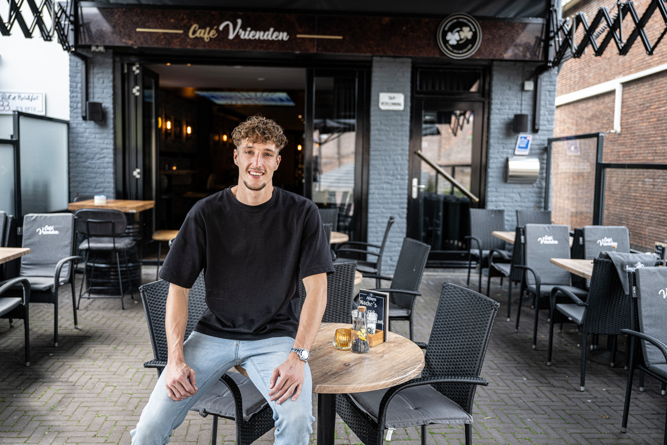 Vriendengroep geeft cafédroom na twee jaar op, Noud (22) neemt het over ...