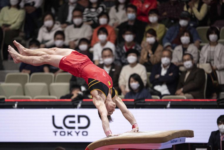 Luka Van den Keybus op de sprong in het Japanse Kitakyushu. Beeld AFP