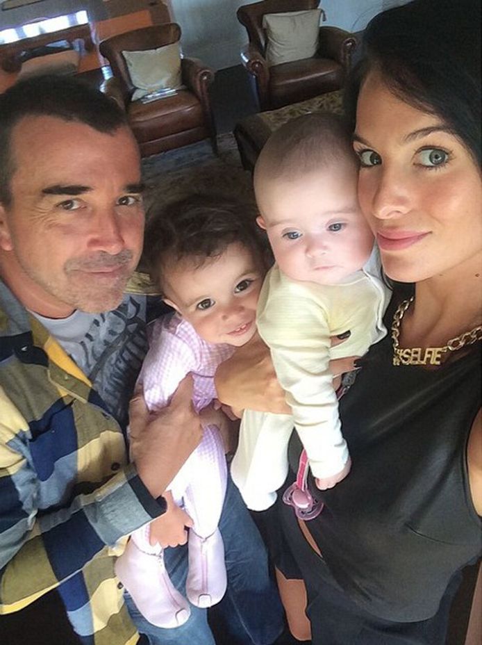 Jade Foret met echtgenoot Arnaud Lagardère en dochtertjes Mila en Liva.