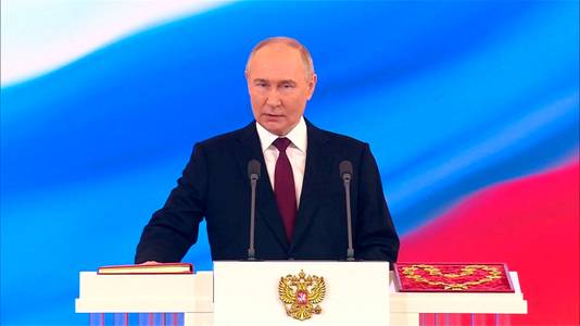 Vladimir Poetin wordt ingezworen als president.