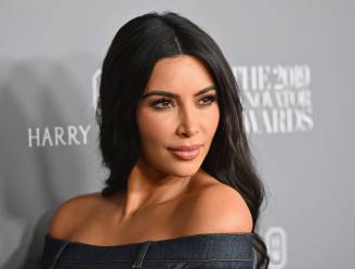 Kersverse single Kim Kardashian overspoeld met aandacht: “Van royals tot acteurs”
