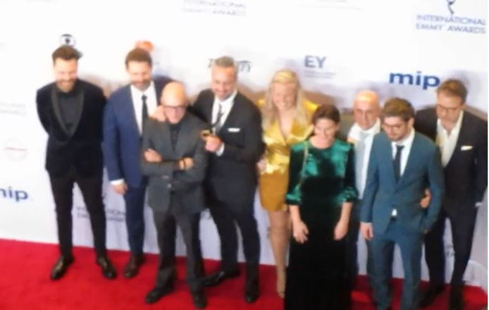 De Vlaamse delegatie met Philippe Geubels komt aan bij het gala van de International Emmy Awards.
