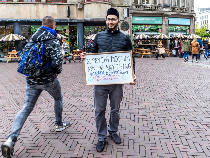 Saïd Jatt (32) stond zaterdagmiddag op de Stadhuisbrug, om alle vragen over moslims en de islam te beantwoorden.