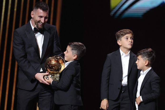 Messi nam z'n zoontjes Mateo, Thiago en Ciro mee op het podium.