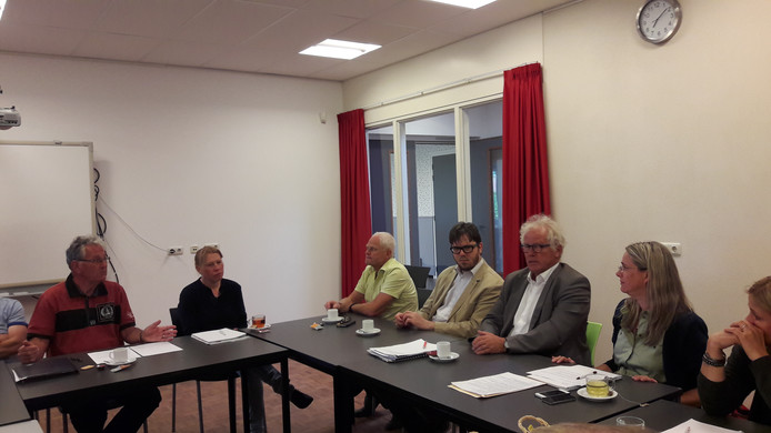 Burgemeester Alfred Veltman (3e van rechts) en wethouder Leon van de Moosdijk (daarnaast) lichten de huidige stand van zaken toe over het terrein van Van den Hoogen in Someren-Heide. Links in beeld John Henkes en Mireille Winkelmolen van het Dorpsoverleg Someren-Heide.