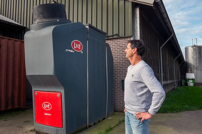 Bij boer Van den Bosch is de Lely Sphere geïnstalleerd dat zowel de stalvloer schoon houdt als de stallucht zuivert.