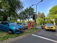 Twee mannen bekijken de schade aan de auto's.
