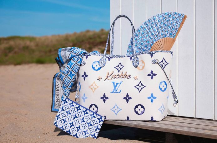 Onderling verbinden Behoort erfgoed Voor 3.000 euro is deze zomerse 'Louis Vuitton Knokke'-handtas van jou |  Knokke-Heist | hln.be