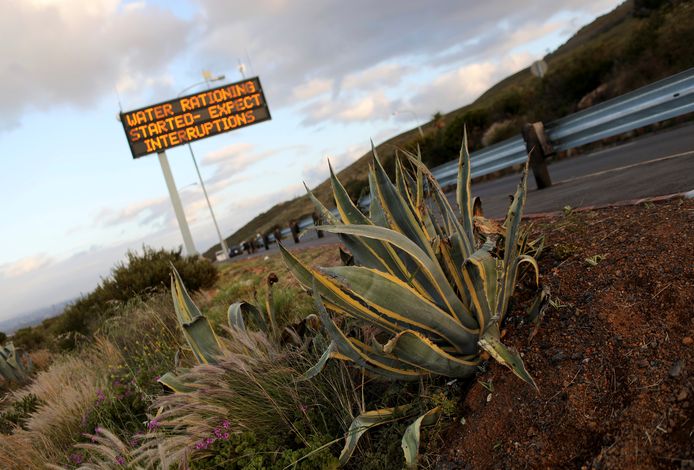 De bevolking van Kaapstad zal het voortaan moeten stellen met 50 liter per persoon per dag. Ter vergelijking: het gemiddelde huishoudelijk waterverbruik van de Vlaming bedraagt 110 liter per dag.