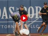 Beveiligers achtervolgen eekhoorn bij honkbalwedstrijd