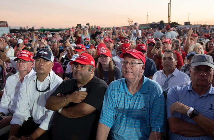 Trumps aanhangers zitten dicht op elkaar zonder 1,5 meter afstand tot elkaar te houden en dragen geen mondkapjes.