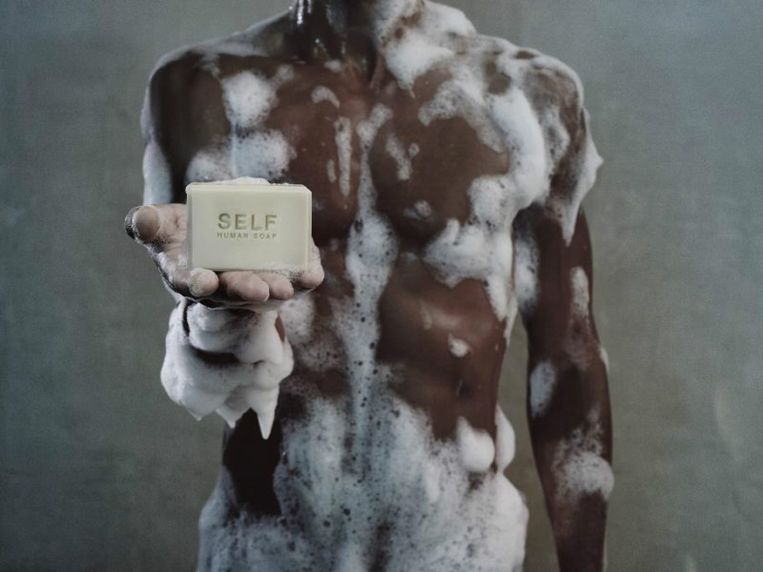 De human soap store is een performance, maar de kunstenaar vond het belangrijk dat de zeep écht met menselijk vet werd gemaakt.  Beeld Ben And Martin/BAM