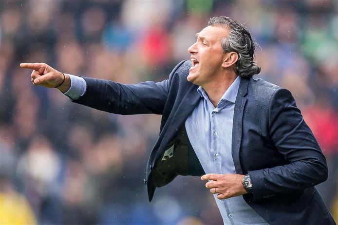 Robert Maaskant, hier nog actief als trainer, is nu technisch directeur van Almere City FC. ,,De sterkste clubs moeten in de eredivisie spelen.‘’