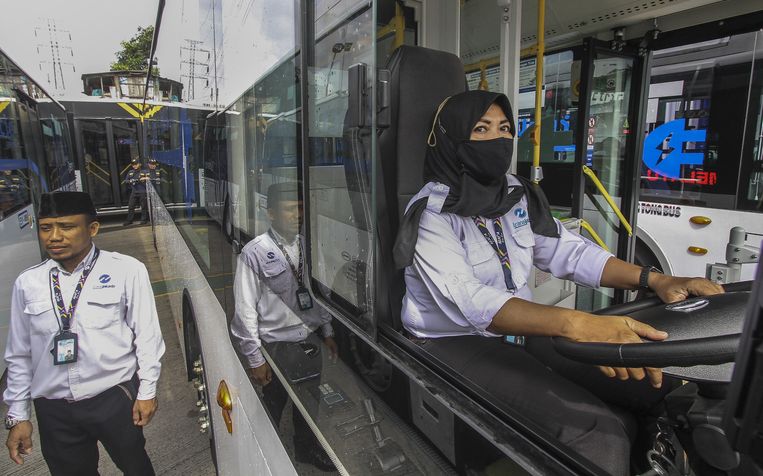 Indonesia menghasilkan banyak batu bara, tetapi mengambil jalan yang berbeda