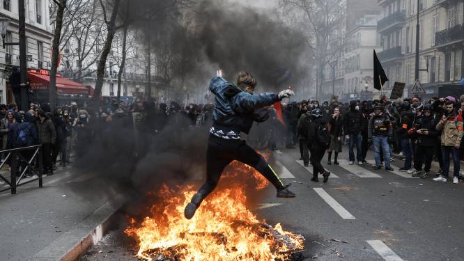 Réforme des retraites: affrontements entre la police et les manifestants à Paris