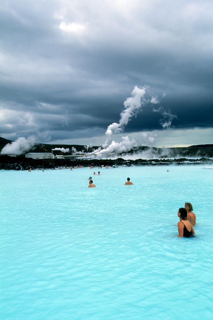 Пловцы наслаждаются теплыми водами Голубой лагуны, архивное фото.