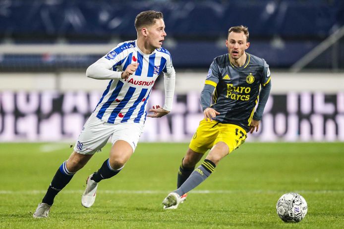 Joey Veerman (l) in actie tegen Feyenoord. Rechts Fredrik Aursnes.