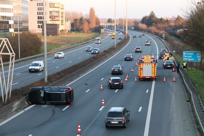 Voertuig Komt Op Flank Terecht Na Ongeval Op E40 Bestuurder Gewond Aalst Hln Be