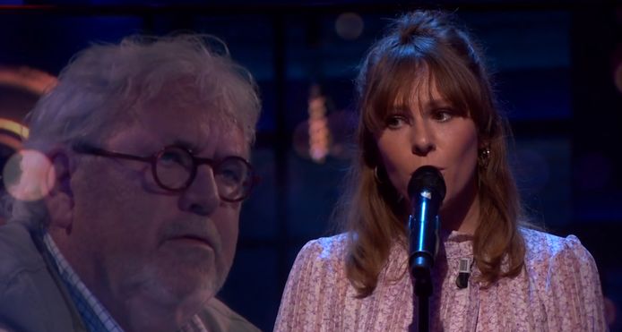 Coosje Smid zong een lied voor haar vader en Rob de Nijs.
