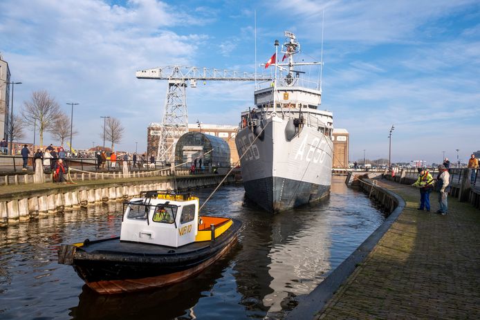 Met hulp van twee slepers van de Vlissingse Bootliedenwacht wordt de Mercuur het Dokje van Perry binnengesleept.