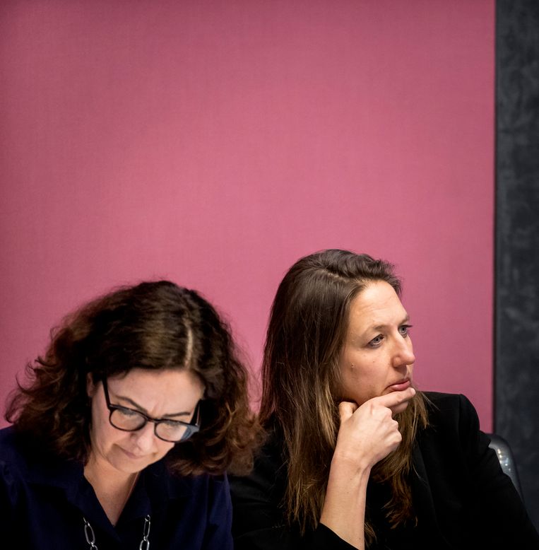 AMSTERDAM - Burgemeester Femke Halsema en onderwijswethouder Marjolein Moorman (r) tijdens een debat in de Amsterdamse gemeenteraad.  Beeld KOEN VAN WEEL/ANP