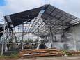 Door de brand werd de opslagloods van het complex aan de Bankenstraat in Etten-Leur getroffen.