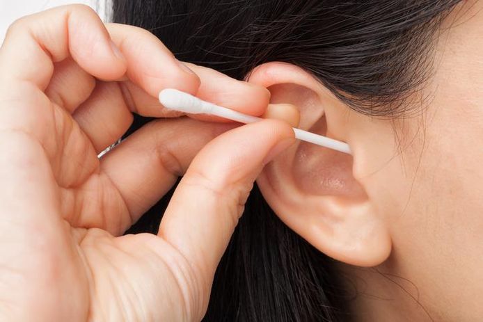 Hoesten wanneer je iets in je oor steekt heet ‘Arnolds oor-hoest-reflex’.