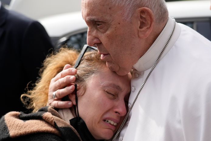 Paus Franciscus troost bij het verlaten van het ziekenhuis Serena Subania, die haar 5-jarige dochter Angelica verloor in datzelfde ziekenhuis