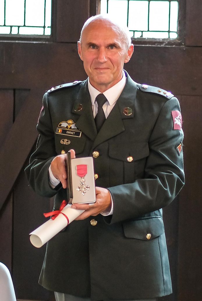 Uitzonderlijk Britse koningin reikt medailles van