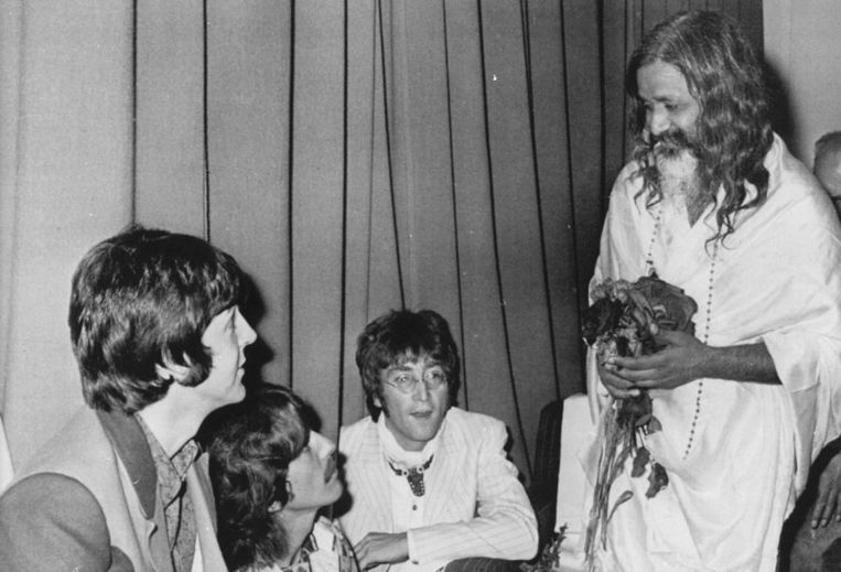 Paul, George en John met de Maharishi Beeld ap