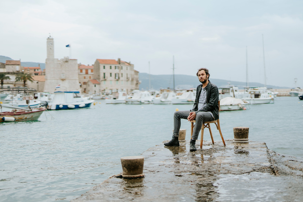 Srecko Horvat in op het Kroatische eiland Vis. Beeld Guardian / eyevine