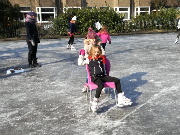 IJspret met Anouk Augenbroe en Lieve Delhij op de ijsbaan aan het Hyacintplein.