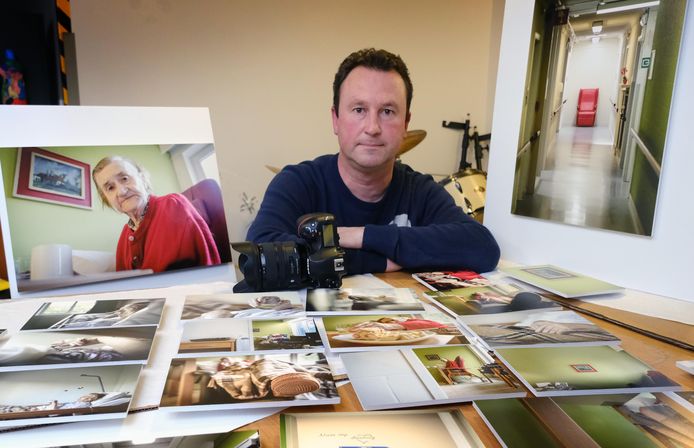 Bart Moeyaert, bij de foto's die hij nam. Links zie je zijn tante Denise Denys