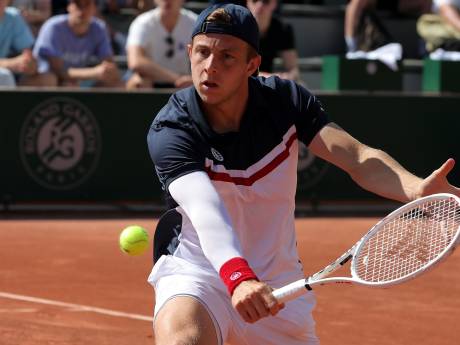 Tallon Griekspoor ‘doodziek’ na thriller op Roland Garros: ‘Een slijtageslag, elk punt hakte erin, fysiek en mentaal’