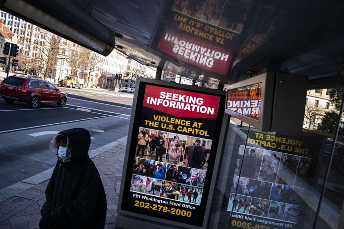De FBI heeft aan bushaltes in Washington DC advertentieruimtes gehuurd die moet helpen voortvluchtige Capitoolbestormers op te sporen.