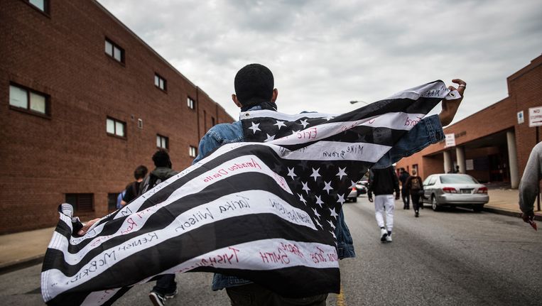 Toen in mei bekend werd dat de agenten die Freddie Gray gedood hebben terecht zouden staan, trokken mensen de straat op in Baltimore. Beeld Getty
