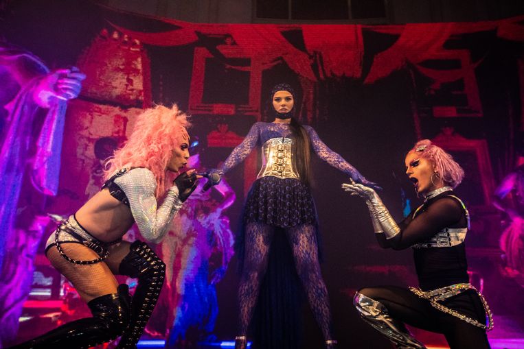 Vlogger, model en zangeres Famke Louise tijdens haar show Boss Bitch in Paradiso. Beeld Hollandse Hoogte /  ANP Kippa