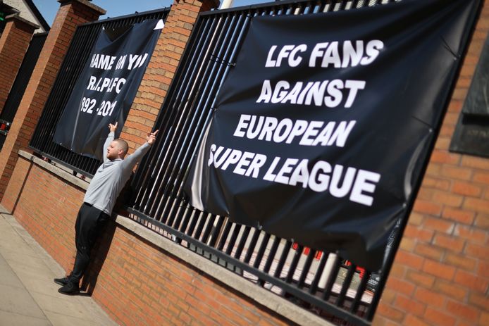 Een boze Liverpool-supporter protesteert buiten het stadion tegen de aangekondigde Super League.