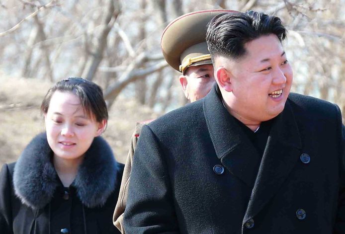 Kim Yo-jong naast haar broer, dictator Kim Jong-un.