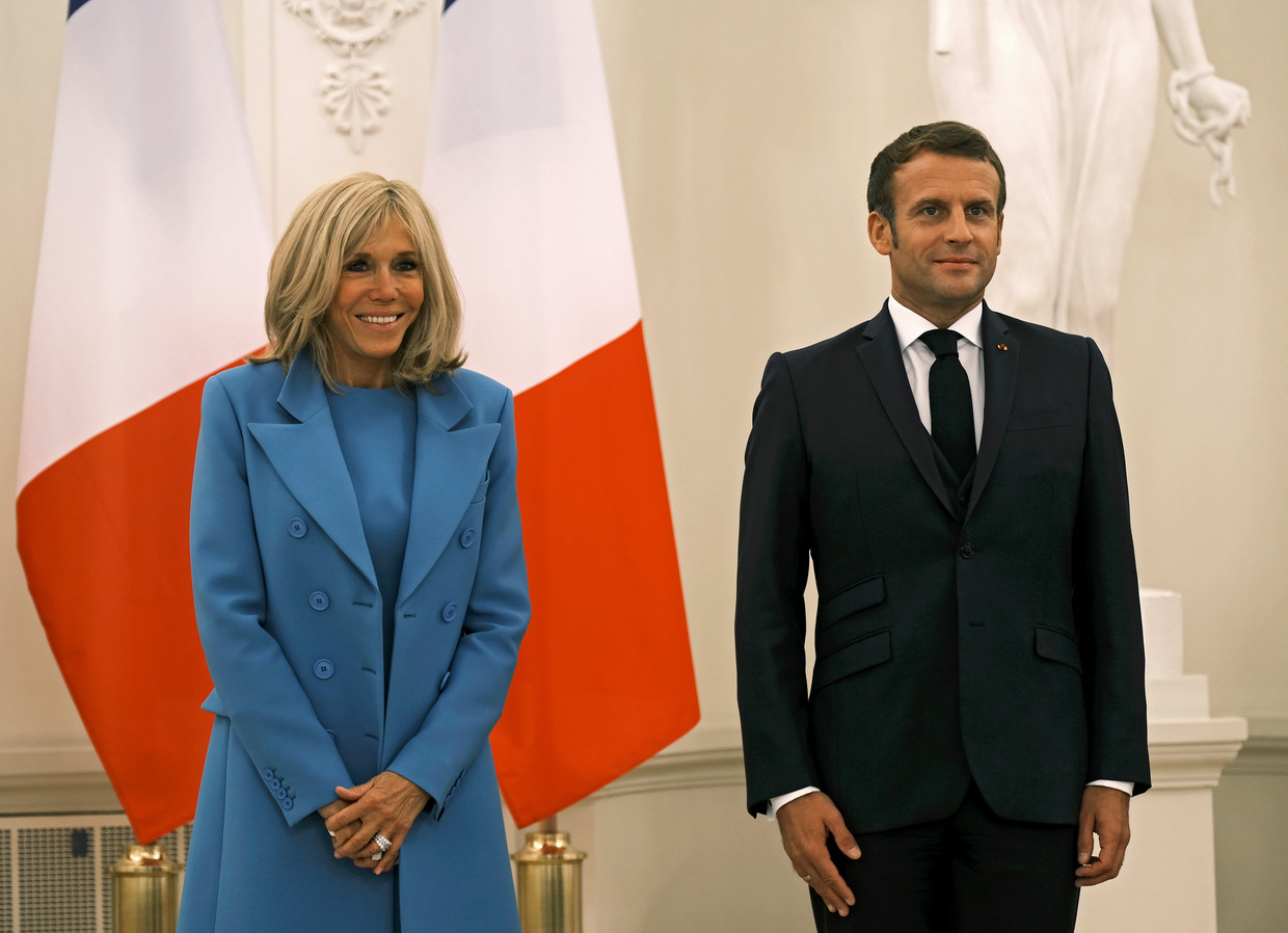 De Franse president Emmanuel Macron met zijn vrouw Brigitte tijdens hun bezoek in Vilnius, Litouwen.  
 Beeld EPA