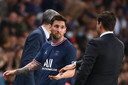 Lionel Messi kijkt na zijn wissel tegen Olympique Lyon een tikkeltje verontwaardigd naar trainer Mauricio Pochettino.
