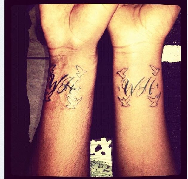 dochter whitney houston eert moeder met tatoeage default hln be
