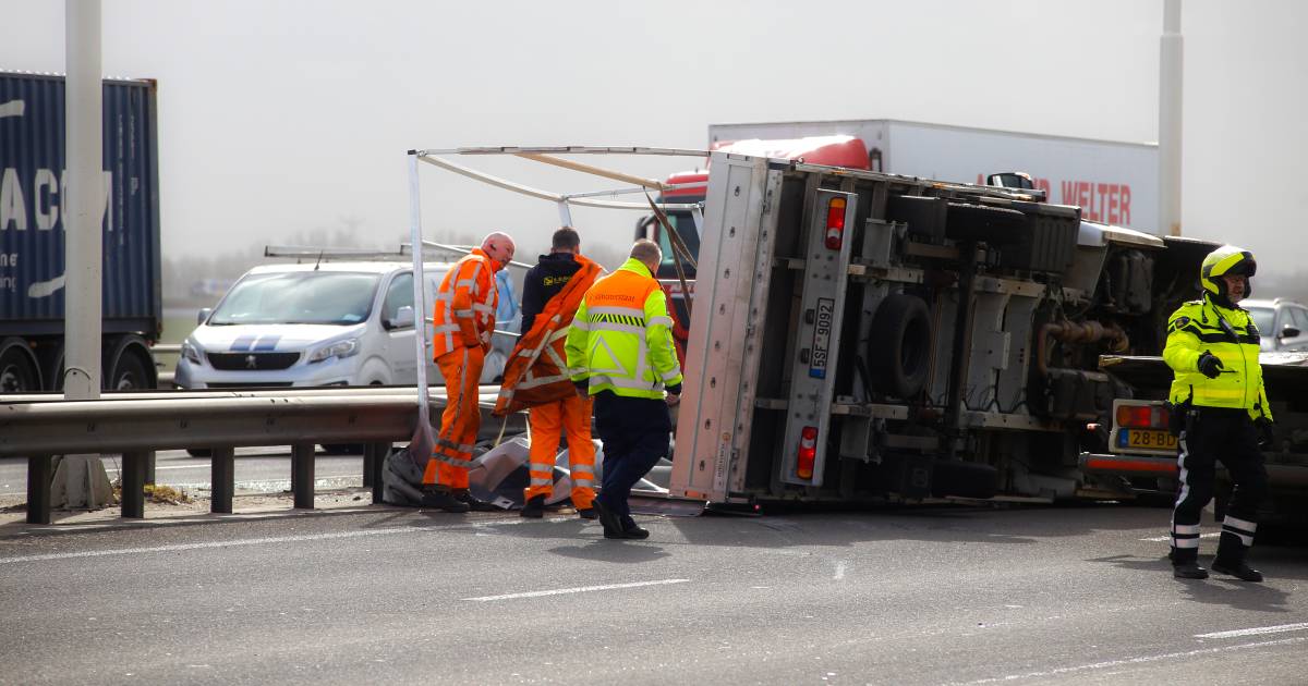 Wind houdt huis op Moerdijkbrug: na omgewaaid busje nu ook half gekantelde vrachtwagen.