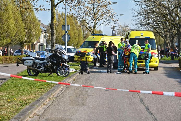 Hulpdiensten in de Zeestraat in Zevenbergen.