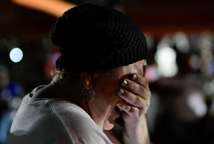 Een vrouw huilt na de aardbeving op Puerto Rico.